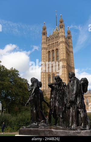 Eine Besetzung der „Burghers of Calais“ von Rodin steht in den Victoria Tower Gardens in der Nähe des Palace of Westminster, London, Großbritannien Stockfoto