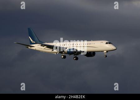 9H-NYC, eine Embraer Lineage 1000, die von AirX Charter betrieben wird, bei der endgültigen Annäherung an den Flughafen Prestwick in Ayrshire, Schottland. Das Flugzeug war in Schottland, um kirgisische Delegierte zur COP26-Klimakonferenz im nahe gelegenen Glasgow zu bringen. Stockfoto