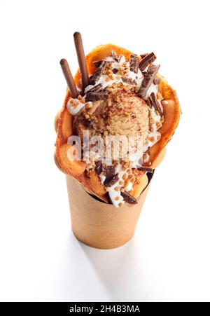 Bubble Waffel Eis mit Schokolade Süßigkeiten und Sticks isoliert auf einem weißen Hintergrund Stockfoto