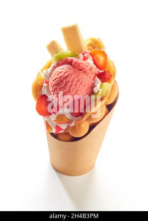 Bubble Waffel-Eis mit frischen Früchten und Beeren auf weißem Hintergrund Stockfoto