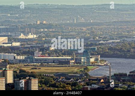 Luftaufnahme des clydebank College und der alten john Brown Werft mit dem clyde titan Kran mit glasgow in der Ferne und Blick auf den clyde. Stockfoto