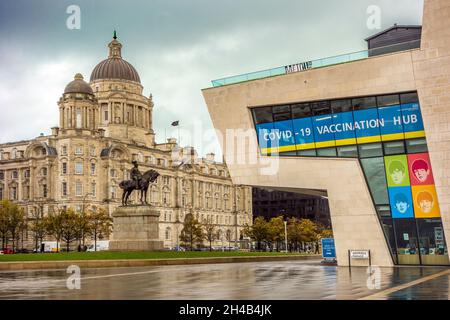 Covid 19 Walk in Impfzentrum Hub am Fährhafen Isle of man an der Liverpool Waterfront mit dem Hafen von Liverpool Gebäuden hinter Stockfoto