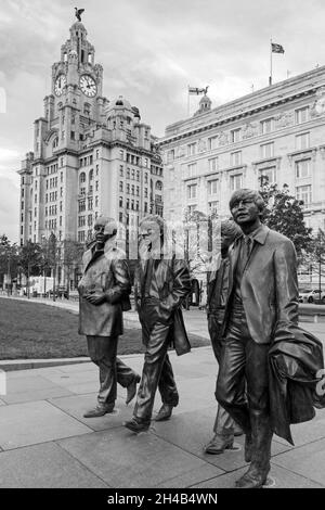 Bronzestatuen der vier Beatles, die der Bildhauer Andy Edwards vor den Liver-Gebäuden am Pier von Liverpool am Ufer geschaffen hat Stockfoto