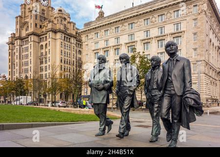 Bronzestatuen der vier Beatles, die der Bildhauer Andy Edwards vor den Liver-Gebäuden am Pier von Liverpool am Ufer geschaffen hat Stockfoto