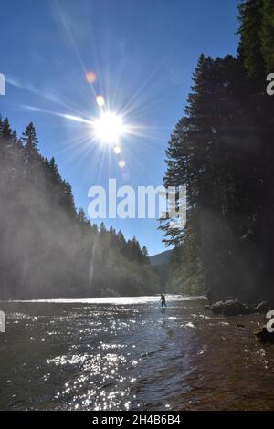 Ein Paar genießt einen idyllischen Spätsommertag an den Lower Lewis River Falls im Gifford Pinchot National Forest, Washington State, USA. Stockfoto