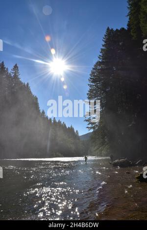 Ein Paar genießt einen idyllischen Spätsommertag an den Lower Lewis River Falls im Gifford Pinchot National Forest, Washington State, USA. Stockfoto