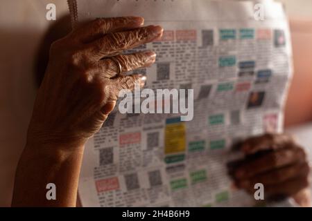 Faltige Hände einer älteren Frau, die eine Zeitung las, Cartagena de Indias, Kolumbien. Stockfoto