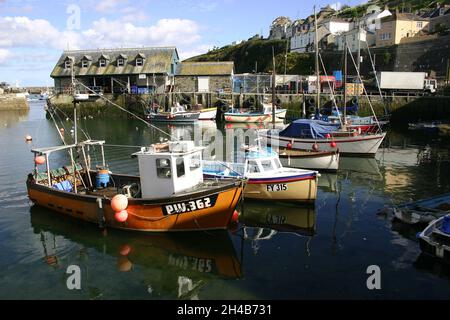 Mevagissey Cornwall England mit Makrelenfischern im Hafen Stockfoto