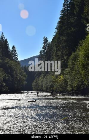 Ein Paar genießt einen idyllischen Spätsommertag an den Lower Lewis River Falls im Gifford Pinchot National Forest, Washington State, USA. Stockfoto