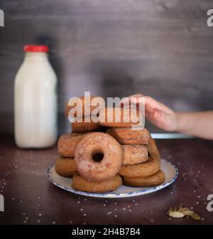 Hand des Kindes, das nach Apfelwein greift Stockfoto