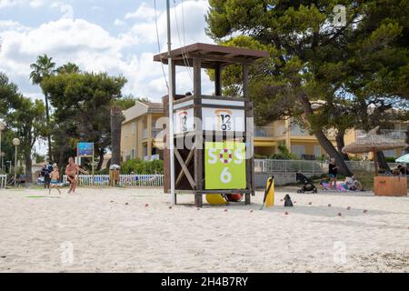 Eine spanische Rettungswache, aufgenommen auf der wunderschönen Insel Mallorca in Spanien Stockfoto