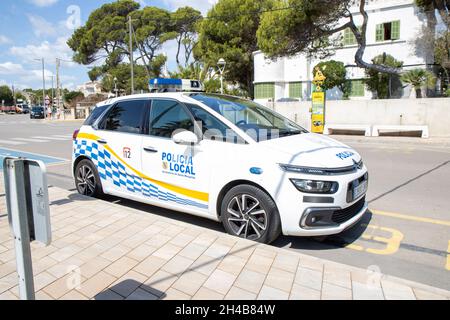 Mallorca, Spanien, 27. Juli 2021: Ein spanisches Polizeiauto, das auf der wunderschönen Insel Mallorca in Spanien aufgenommen wurde und das Policia Local Auto auf der Hauptstraße zeigt Stockfoto