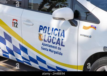 Mallorca, Spanien, 27. Juli 2021: Ein spanisches Polizeiauto, das auf der wunderschönen Insel Mallorca in Spanien aufgenommen wurde und das Policia Local Auto auf der Hauptstraße zeigt Stockfoto