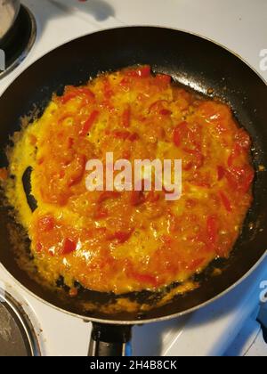 Tomaten- und Eiermischung für ein schönes Frühstück. Selektiver Fokus Stockfoto