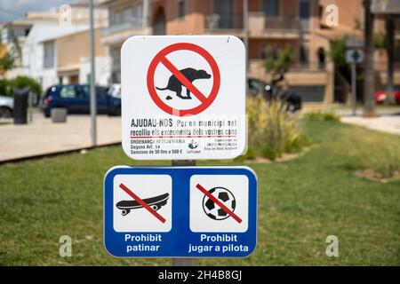 Mallorca, Spanien, 27. Juli 2021: Ein Schild, das vor Hunden warnt, die auf dem Rasen Fouling haben, und darauf hinweist, dass keine Skateboarding- oder Fußballspiele auf der schönen Insel gemacht wurden Stockfoto