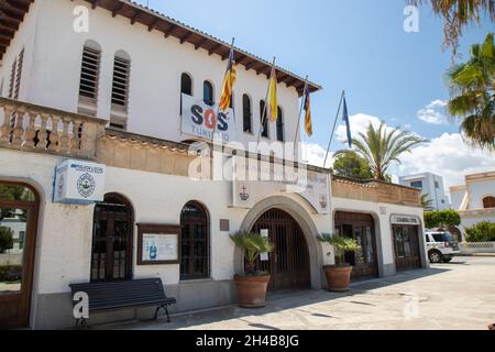 Mallorca, Spanien, 27. Juli 2021: Die Hauptpolizeistation wurde an einem sonnigen Sommertag auf der schönen Insel Mallorca in Spanien im Stadtzentrum aufgenommen Stockfoto