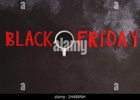 Black Friday Konzept. Inschrift 'Black friday' auf schwarzem Hintergrund. Platz zum Kopieren, Draufsicht, flach liegend. Kreativer Flyer für den Urlaub. Vorlage. Stockfoto