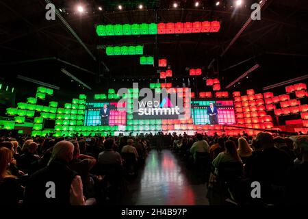 Lissabon, Portugal. November 2021. Gesamtansicht der Bühne des Altice Arena Centers während der Eröffnungsnacht des Web Summit 2021 der Web Summit hat in Lissabon begonnen. Dies ist eine der größten Technologiekonferenzen der Welt und auch ein Treffpunkt für die Debatte über die technologische Entwicklung im Leben der Menschen. In diesem Jahr werden rund 40.000 Teilnehmer zum Web Summit erwartet. Kredit: SOPA Images Limited/Alamy Live Nachrichten Stockfoto