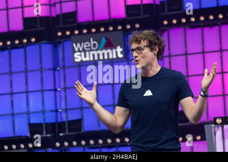 Lissabon, Portugal. November 2021. Der Gründer und CEO des Web Summit, Paddy Cosgrave, sprach während der Eröffnungsnacht des Web Summit 2021 auf der Bühne des Altice Arena Centers vor dem Publikum.der Web Summit hat in Lissabon begonnen. Dies ist eine der größten Technologiekonferenzen der Welt und auch ein Treffpunkt für die Debatte über die technologische Entwicklung im Leben der Menschen. In diesem Jahr werden rund 40.000 Teilnehmer zum Web Summit erwartet. (Foto von Hugo Amaral/SOPA Images/Sipa USA) Quelle: SIPA USA/Alamy Live News Stockfoto