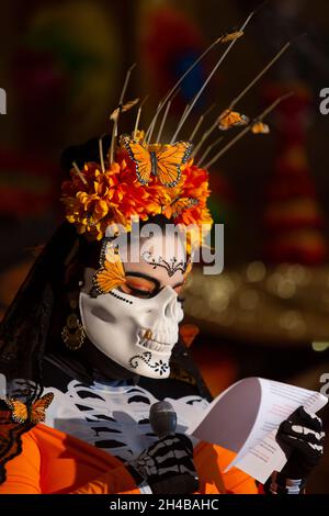 Cindy Lemus als La Calavera Catrina gekleidet eröffnet am Sonntag, den 31. Oktober 2021, die Dia de los Muertos Community Celebry in Tieton, Washington. Tieto Stockfoto