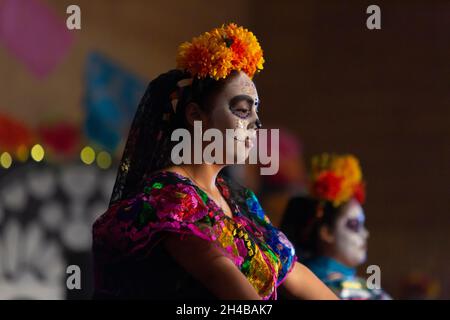 Mitglieder des Davis High School Ballet Folkloric spielen „La Llorona“ am Sonntag bei der Dia de los Muertos Community-Feely in Tieton, Washington Stockfoto