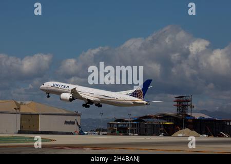 Los Angeles, Kalifornien, USA. März 2019. Ein Boeing Co. 787-9 Dreamliner der United Airlines (Registration N26960) startet am Donnerstag, 28. März 2019, in Los Angeles, Kalifornien, vom Los Angeles International Airport (LAX). © 2019 Patrick T. Fallon. (Bild: © Patrick Fallon/ZUMA Press Wire) Stockfoto