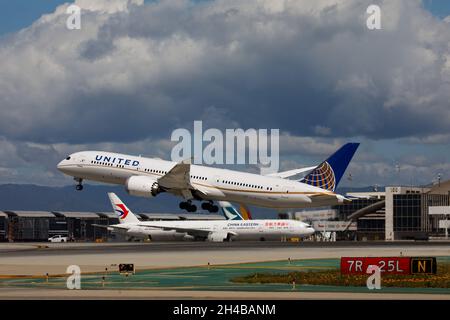 Los Angeles, Kalifornien, USA. März 2019. Ein Boeing Co. 787-9 Dreamliner der United Airlines (Registration N26960) startet am Donnerstag, 28. März 2019, in Los Angeles, Kalifornien, vom Los Angeles International Airport (LAX). © 2019 Patrick T. Fallon. (Bild: © Patrick Fallon/ZUMA Press Wire) Stockfoto