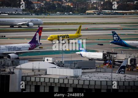 Los Angeles, Kalifornien, USA. März 2019. Ein Spirit Airlines Airbus A320 (Registration N615NK) taxi am Donnerstag, den 28. März 2019, in Los Angeles, Kalifornien, an Flugzeugen von Hawaiian Airlines und Alaska Airlines vorbei. © 2019 Patrick T. Fallon (Bildnachweis: © Patrick Fallon/ZUMA Press Wire) Stockfoto