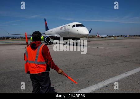 Los Angeles, Kalifornien, USA. März 2019. Ein Delta Air Lines Inc. Delta Connection Embraer ERJ-175, das von SkyWest (Registration #N257SY)-Flugzeugen auf dem Asphalt des Los Angeles International Airport (LAX) am Freitag, den 29. März 2019 in Los Angeles, Kalifornien, betrieben wird. © 2019 Patrick T. Fallon (Bildnachweis: © Patrick Fallon/ZUMA Press Wire) Stockfoto