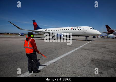 Los Angeles, Kalifornien, USA. März 2019. Ein Delta Air Lines Inc. Delta Connection Embraer ERJ-175, das von SkyWest (Registration N257SY)-Flugzeugen auf dem Asphalt des Los Angeles International Airport (LAX) am Freitag, den 29. März 2019 in Los Angeles, Kalifornien, betrieben wird. © 2019 Patrick T. Fallon (Bildnachweis: © Patrick Fallon/ZUMA Press Wire) Stockfoto