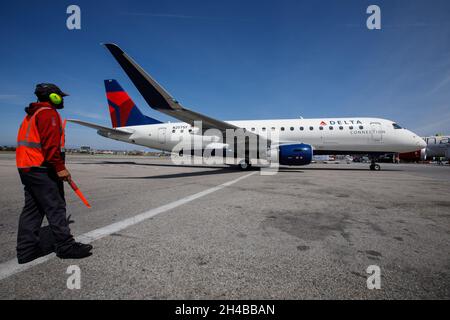 Los Angeles, Kalifornien, USA. März 2019. Ein Delta Air Lines Inc. Delta Connection Embraer ERJ-175, das von SkyWest (Registration #N257SY)-Flugzeugen auf dem Asphalt des Los Angeles International Airport (LAX) am Freitag, den 29. März 2019 in Los Angeles, Kalifornien, betrieben wird. © 2019 Patrick T. Fallon (Bildnachweis: © Patrick Fallon/ZUMA Press Wire) Stockfoto