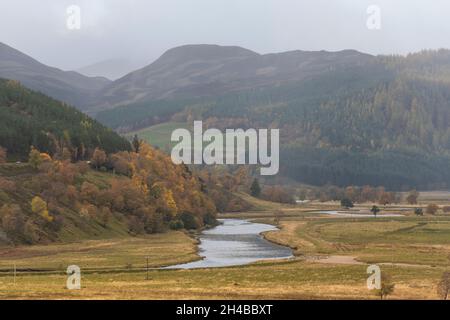 Der River Dee schlängelt sich durch die farbenfrohe Herbstlandschaft auf dem Mar Lodge Estate im Cairngorms National Park in den schottischen Highlands Stockfoto