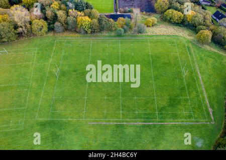 Luftaufnahme eines vollständig markierten Rugby Union-Platzes, umgeben von Bäumen in Herbstfarben (Ebbw Vale, Wales) Stockfoto