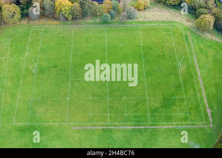 Luftaufnahme eines vollständig markierten Rugby Union-Platzes, umgeben von Bäumen in Herbstfarben (Ebbw Vale, Wales) Stockfoto