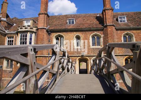 Auf der hölzernen Mathematischen Brücke über den Cam River und das Queens’ College, University of Cambridge, Cambridgeshire, England Stockfoto