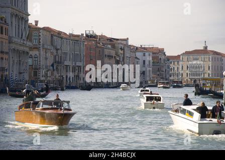 VENEDIG, ITALIEN - 13. Okt 2013: Verkehr und Transport mit Motorbooten auf dem Canal Grande von Venedig, Italien Stockfoto