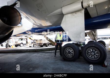 Los Angeles, Kalifornien, USA. März 2019. Ein Pilot umläuft ein Flugzeug von Delta Air Lines Inc. Boeing Co. 757-200 (Registration #N6704Z) auf dem Asphalt des Los Angeles International Airport (LAX) am Freitag, den 29. März 2019 in Los Angeles, Kalifornien. © 2019 Patrick T. Fallon (Bildnachweis: © Patrick Fallon/ZUMA Press Wire) Stockfoto