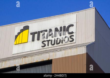 30. Oktober 2021 das Firmenlogo des jetzt über dem 106000 Quadratmeter großen Studiogebäude in Belfast, Nordirland, erbauten Gebäudes Stockfoto