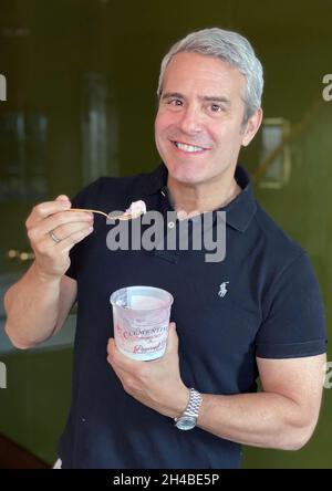 St. Louis, Usa. November 2021. Talkshow-Moderator Andy Cohen prostet die Clementine's Creamery „Peppermint Andy“, eine neue Geschmacksrichtung, die gemeinsam mit Cohen am Montag, 1. November 2021, in St. Louis kreiert wurde. Clementine's wird 50 % des Umsatzes des Pfefferminz-Schokolade-Geschmacks an lokale gemeinnützige Organisationen SPENDEN. Cohen ist seit vielen Jahren ein UNTERSTÜTZER und Freund VON TÜREN. DOORS bietet Unterkünfte und damit verbundene unterstützende Dienstleistungen zur Verbesserung der Lebensqualität von Menschen, die von HIV/AIDS betroffen sind. Foto von Andy Cohen/UPI Credit: UPI/Alamy Live News Stockfoto