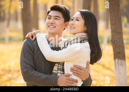 Glückliches und liebevolles junges Paar, das sich umarmt Stockfoto