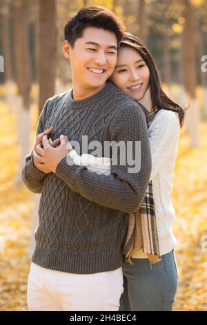 Glückliches und liebevolles junges Paar, das sich umarmt Stockfoto