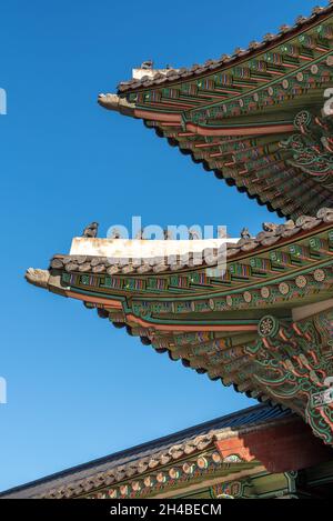 Dachdekorationen, architektonische Details aus dem Gyeongbokgung königlichen Palast der Joseon-Dynastie in Seoul Korea Stockfoto