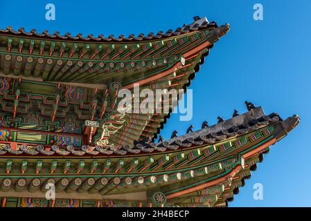 Dachdekorationen, architektonische Details aus dem Gyeongbokgung königlichen Palast der Joseon-Dynastie in Seoul Korea Stockfoto