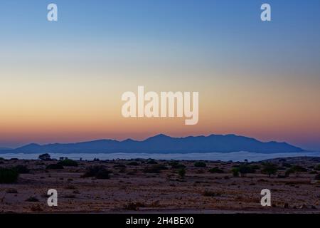 Farm Gästefarm Wüstenquell (Wuestenquell): Morgenstimmung vor Sonnenaufgang in der Wüste Namib mit Bergrücken, Distrikt Karibib, Namibia Stockfoto