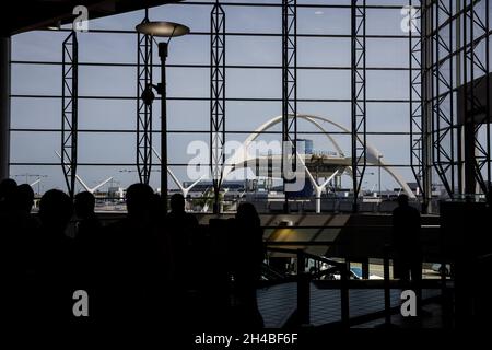 Los Angeles, Kalifornien, USA. März 2019. Das Themengebäude steht, während Passagiere am Freitag, den 29. März 2019 in Los Angeles, Kalifornien, auf die TSA-Sicherheitskontrolle am LAX Terminal 2, Heimstadion von Delta Airlines, warten. © 2019 Patrick T. Fallon (Bildnachweis: © Patrick Fallon/ZUMA Press Wire) Stockfoto