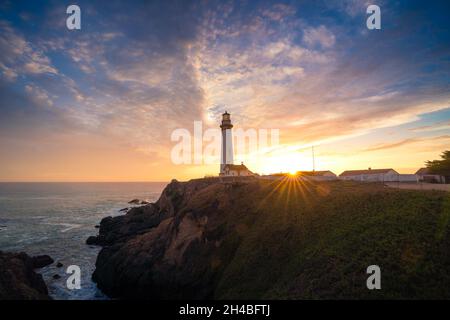 Farbenfroher Sonnenuntergang am Pigeon Point Lighthouse, Pescadero, Kalifornien, USA Stockfoto