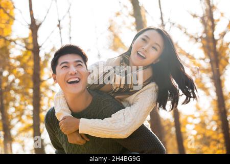 Junger Mann mit seiner Freundin Stockfoto