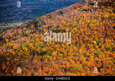 Fantastische Farben der Herbstlandschaft im Hunter Mountain, NY, USA. Stockfoto