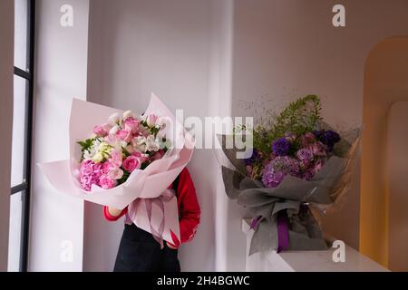 Kreatives Layout von Blumen und Blättern. Der Begriff der Natur. Eine Karte mit Blumen. Farbenfroher Blumenhintergrund und Textraum. Stockfoto