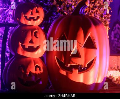 Gruselig beleuchtet Jack o Laternen Dekoration Haus Veranda in Halloween Stockfoto